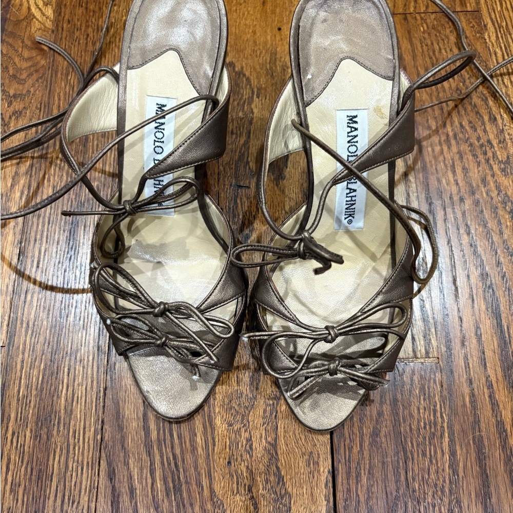 Manolo Blahnik Brown Elegant Heels size 35 pre-owned in great condition.